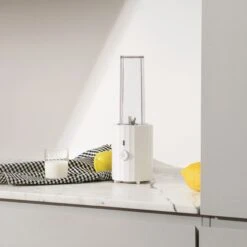 Alessi Smoothie Blender Plisse - Wit - 380 W - Door Michele De Lucchi - MDL17 W -Keukenbenodigdheden Winkel 0015 MDL17 W amb 1x1 300dpi 1250pxl