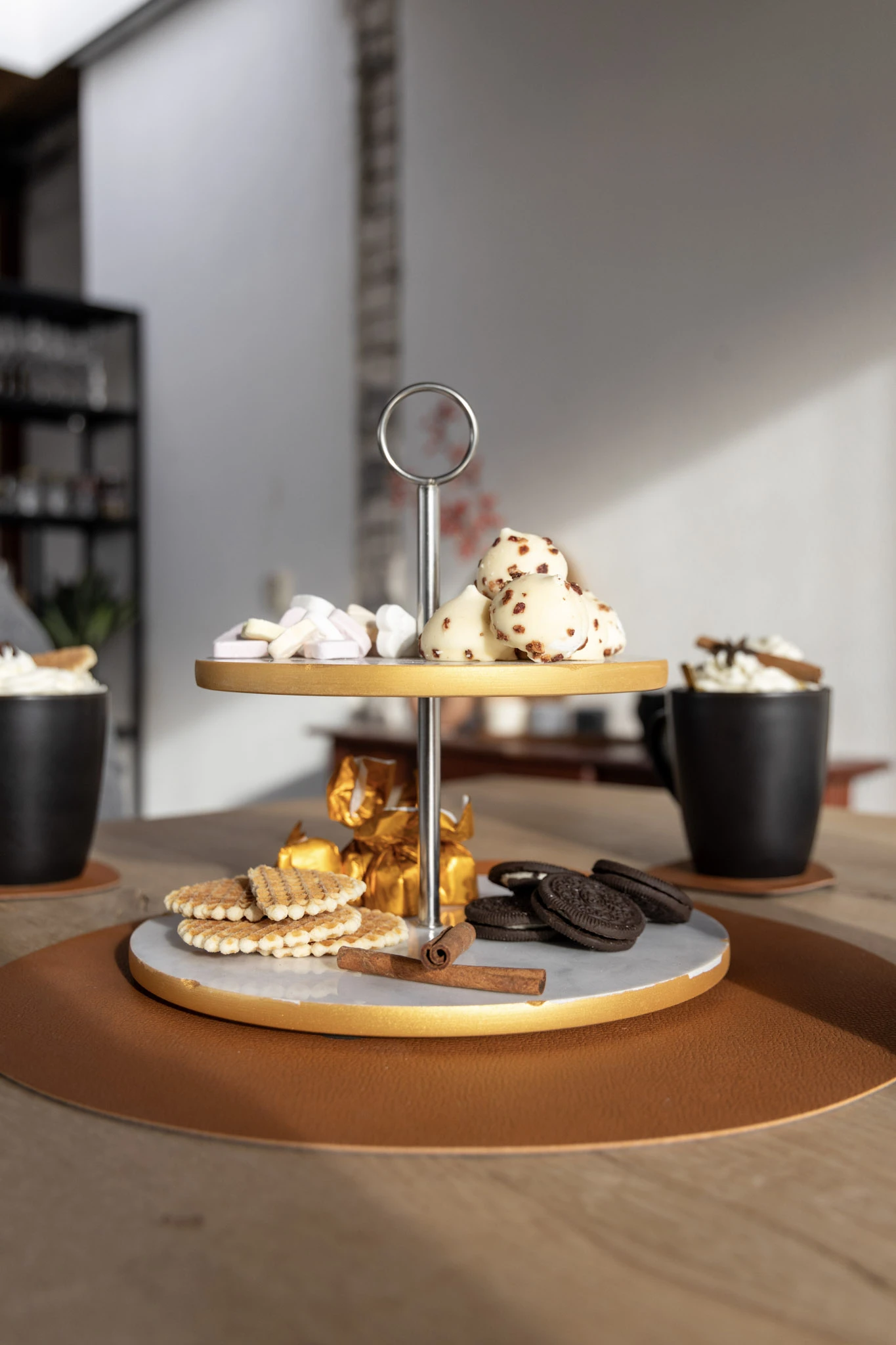 Jay Hill Etagere Marmer Goud 2-Laags 6 Jay Hill Etagere Marmer Goud 2-Laags - Afbeelding 4