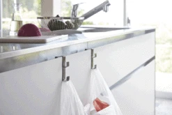 Yamazaki Handdoekhaak Tower Zwart -Keukenbenodigdheden Winkel 2783 TOWER UNDER SINK HOOK BK 01 1000x