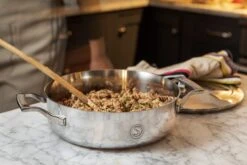 Saveur Selects Pannenset Voyage - TriPly RVS - 6 Delige Set -Keukenbenodigdheden Winkel 3QT Sauteuse Lifestyle 1 scaled 1