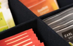 Sakura Tea Theedoos - Wit - 6-vaks - Met Fluweel - 43 X 9 Cm 11 Sakura Tea Theedoos - Wit - 6-vaks - Met Fluweel - 43 X 9 Cm -Keukenbenodigdheden Winkel 4 detail 6 en 9 4