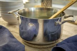 Saveur Selects Kookpan - TriPly RVS - ø 22 Cm / 4.7 Liter -Keukenbenodigdheden Winkel 4QT Casserole Lifestyle 1 scaled 1