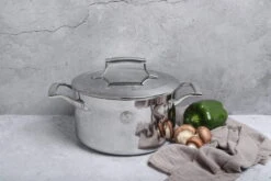 Saveur Selects Kookpan - TriPly RVS - ø 22 Cm / 4.7 Liter -Keukenbenodigdheden Winkel 4QT Casserole Lifestyle 3 scaled 1