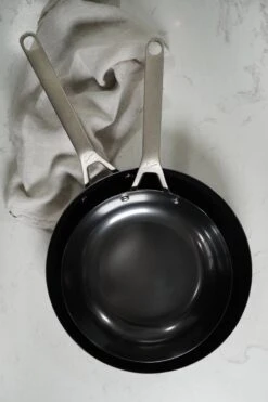 Saveur Selects Pannenset - Carbon Steel (Wokpan ø 35 Cm + Koekenpan ø 30 Cm) - Inductie En Alle Andere Warmtebronnen -Keukenbenodigdheden Winkel 800x1200 1
