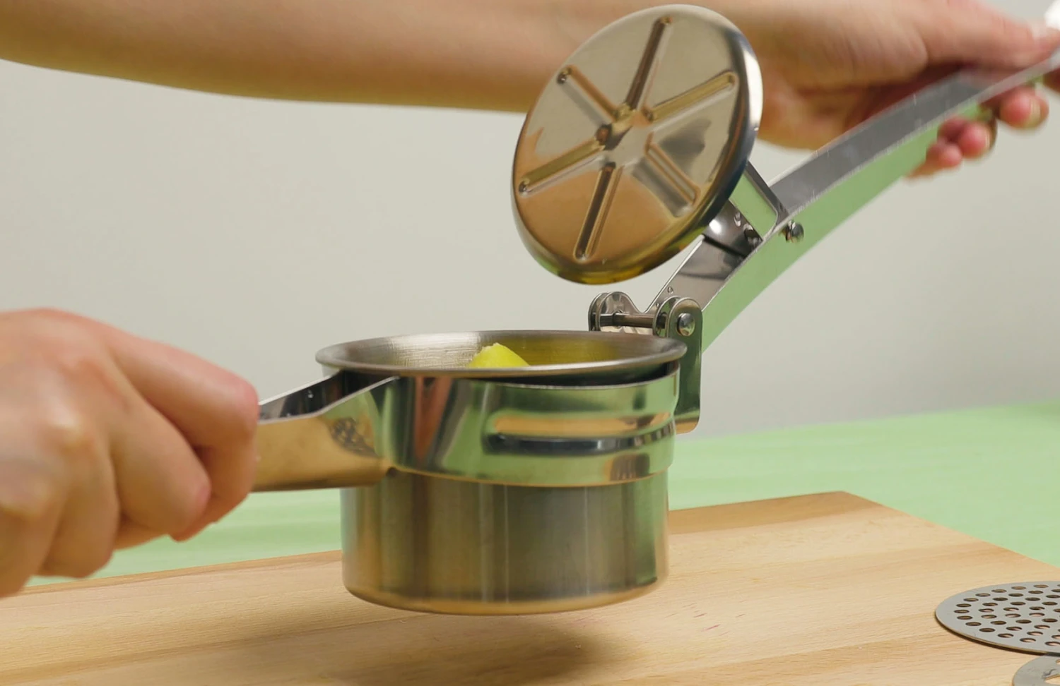 Sareva Pureeknijper / Aardappelpers - RVS - ø 10 Cm 4 Sareva Pureeknijper / Aardappelpers - RVS - ø 10 Cm - Afbeelding 2