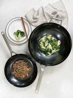 Saveur Selects Pannenset - Carbon Steel (Wokpan ø 35 Cm + Koekenpan ø 30 Cm) - Inductie En Alle Andere Warmtebronnen -Keukenbenodigdheden Winkel 899x1200