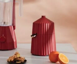 Alessi Citruspers Plissé - Elektrisch - Rood - Michele De Lucchi - MDL07 R -Keukenbenodigdheden Winkel Alessi Citruspers sfeer1