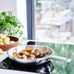 KitchenAid Koekenpan - Multi-Ply RVS - ø 24 Cm - Zonder Anti-aanbaklaag 13 KitchenAid Koekenpan - Multi-Ply RVS - ø 24 Cm - Zonder Anti-aanbaklaag -Keukenbenodigdheden Winkel KA Koekenpan Multiply Stainless 2 1