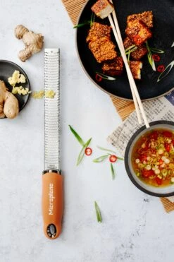 Microplane Rasp Premium Classic - Fijn - Cinnamon Orange 6 Microplane Rasp Premium Classic - Fijn - Cinnamon Orange -Keukenbenodigdheden Winkel Microplane Premium Classic 46823 Zester Cinnamon Orange Tofu Ginger 2