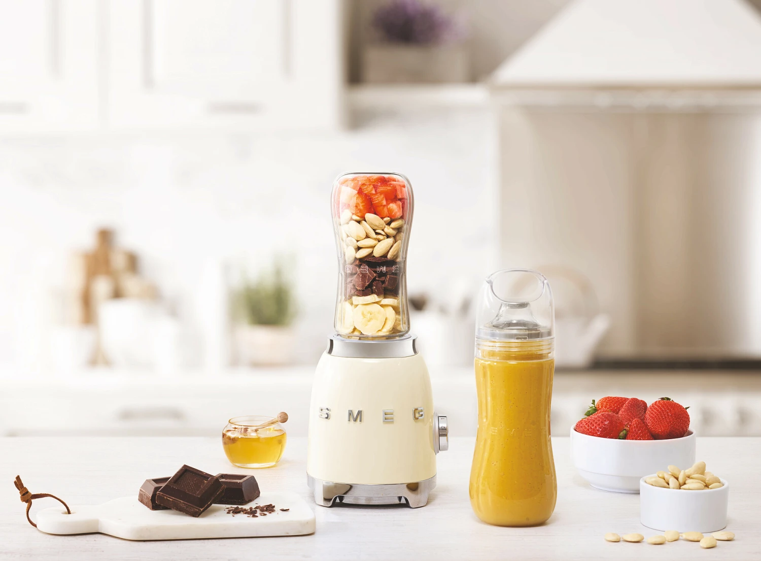 SMEG Smoothie Blender - Compact - Creme - 600 Ml - PBF01CREU 5 SMEG Smoothie Blender - Compact - Creme - 600 Ml - PBF01CREU - Afbeelding 3