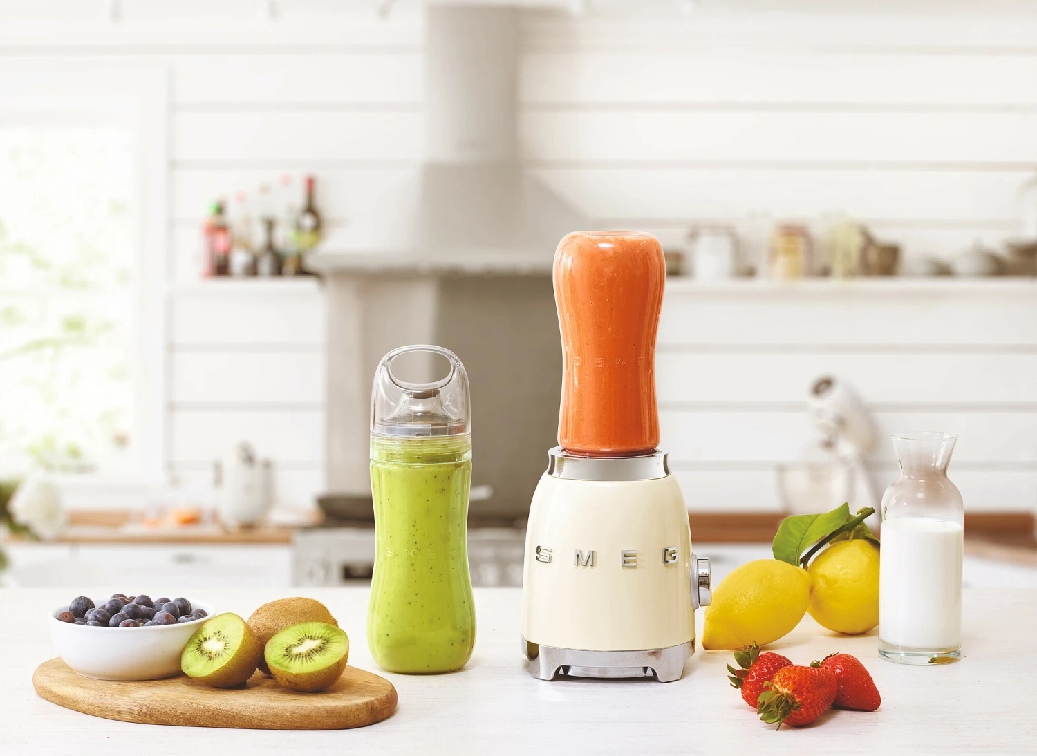 SMEG Smoothie Blender - Compact - Creme - 600 Ml - PBF01CREU 4 SMEG Smoothie Blender - Compact - Creme - 600 Ml - PBF01CREU - Afbeelding 2
