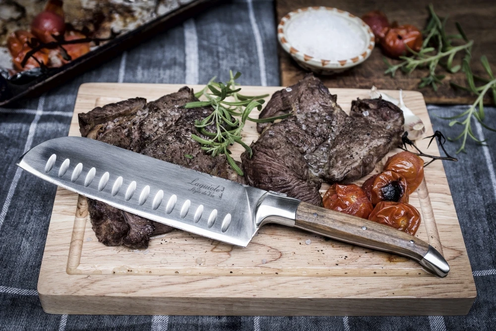 Laguiole Style De Vie Santokumes Olijfhout Met Snijplank 4 Laguiole Style De Vie Santokumes Olijfhout Met Snijplank - Afbeelding 2