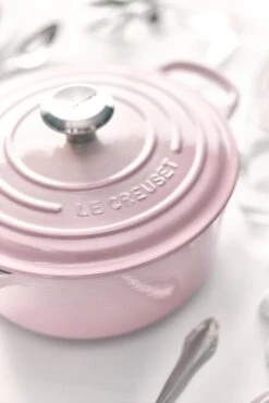 Le Creuset Braadpan Signature - Shell Pink - ø 24 Cm / 4.2 Liter 10 Le Creuset Braadpan Signature - Shell Pink - ø 24 Cm / 4.2 Liter -Keukenbenodigdheden Winkel le creuset braadpan shell pink sfeerbeeld 2