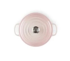 Le Creuset Braadpan Signature - Shell Pink - ø 24 Cm / 4.2 Liter 11 Le Creuset Braadpan Signature - Shell Pink - ø 24 Cm / 4.2 Liter -Keukenbenodigdheden Winkel le creuset sginature braadpan shell pink 24cm 1