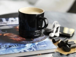 Le Creuset Mok - Ebbenzwart - 350 Ml -Keukenbenodigdheden Winkel le creuset theemok zwart sfeer