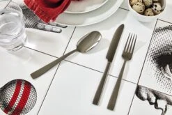 Sambonet Bestekset Flat - Zwart - 24 Delig / 6 Personen -Keukenbenodigdheden Winkel sambonet bestekset flat zwart sfeer2