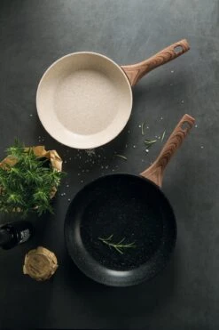 Sambonet Wokpan Rock 'n' Rose - Creme - ø 28 Cm - Standaard Anti-aanbaklaag -Keukenbenodigdheden Winkel sambonet pannen rock n rose sfeer3 1