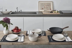 Sambonet Braadpan Rock 'n' Rose - Creme - ø 24 Cm / 4.5 Liter - Standaard Anti-aanbaklaag -Keukenbenodigdheden Winkel sambonet rock n rose sfeer8 1