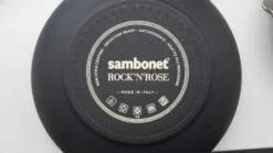Sambonet Braadpan Rock 'n' Rose - Creme - ø 24 Cm / 4.5 Liter - Standaard Anti-aanbaklaag -Keukenbenodigdheden Winkel sambonet rock n rose achterkant 1